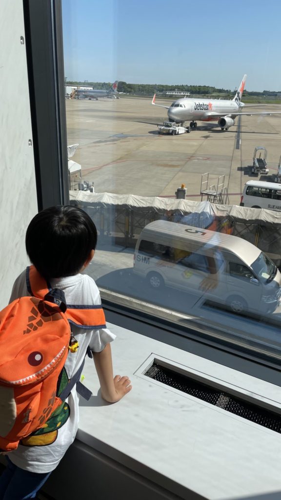 5歳児との子連れグアム旅行①〜成田空港からチェジュ航空・チェックイン〜　第3ターミナル　搭乗ゲート